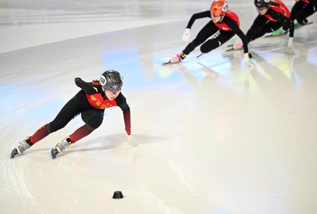 #（体育）（1）短道速滑——中国杯精英联赛承德站：宋一霏获甲组女子1500米决赛冠军XxjpseC000270_20251012_PEPFN0A001.jpg